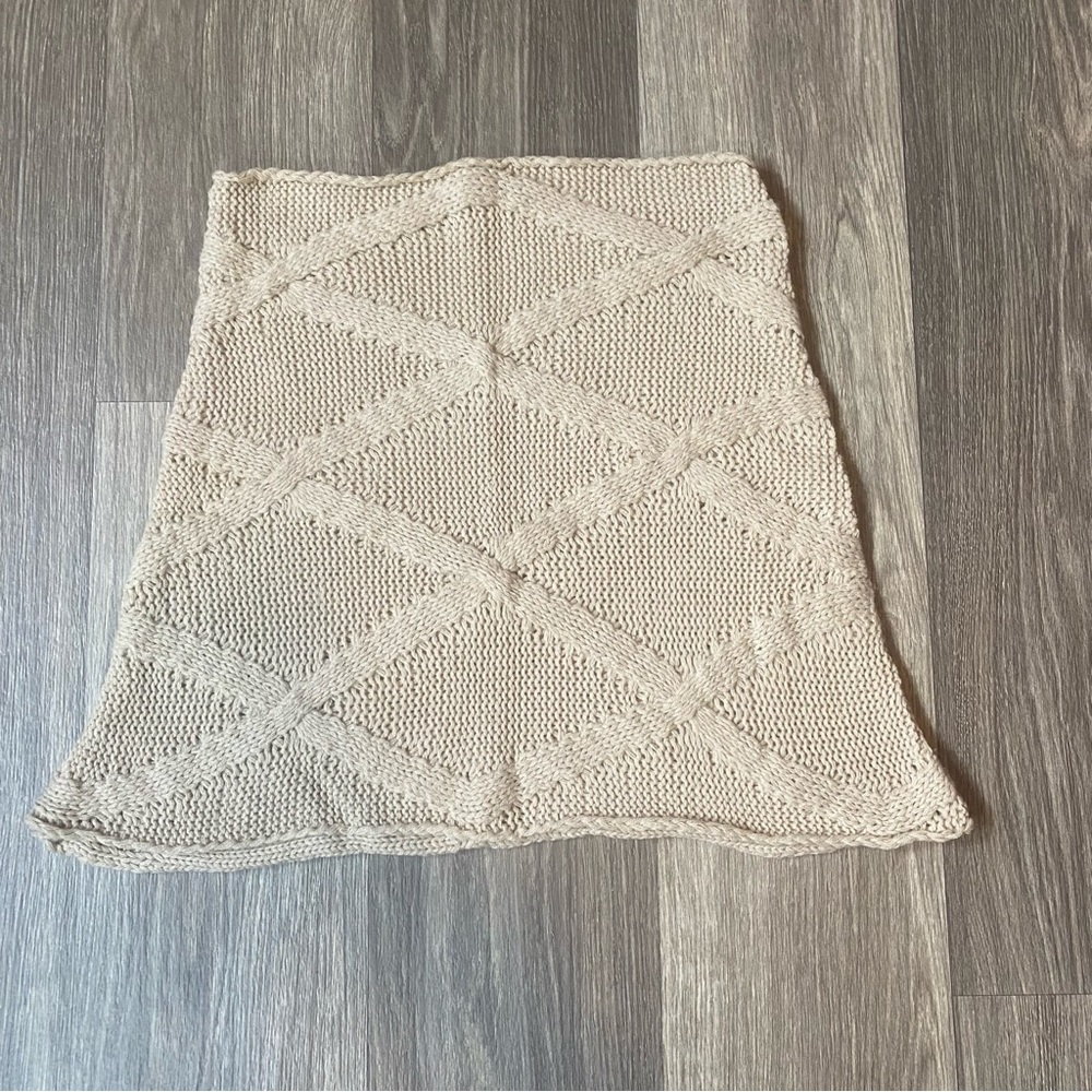 100% Acrylic Beige Knitted Skirt Size Medium